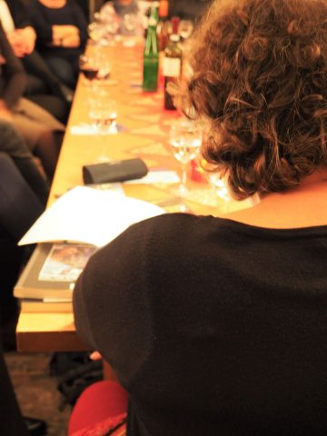 Blick über die Schulter Blick auf den Tisch
